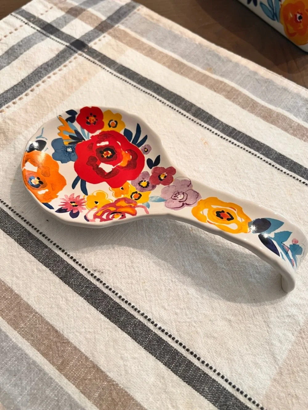 The Pioneer Woman White Ceramic Spoon Rest with Scalloped Edge